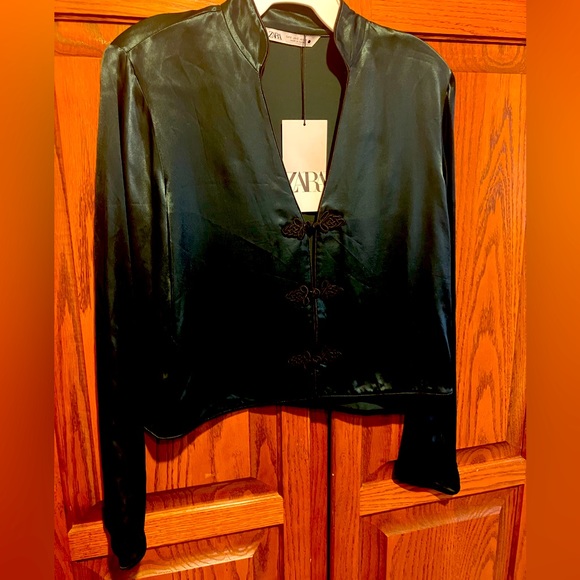 NWT ZARA silky v neck.Long sleeved 💯 viscose top. Hunter green. 3 Frog closures - Picture 2 of 5